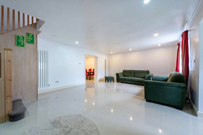 3 Bedroom House To Rent In Addison Gardens, Surbiton, KT5