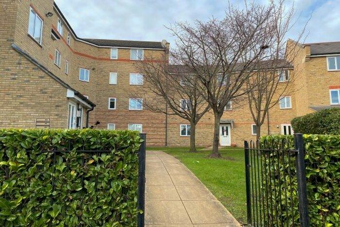 2 Bedroom Flat To Rent In Rookes Crescent, Chelmsford CM1