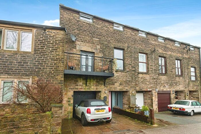 3 Bedroom Mews For Sale In Wrigley Street, Scouthead, Oldham, OL4