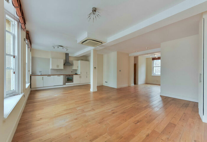 2 Bedroom Apartment To Rent In Clerkenwell Green, London, EC1R