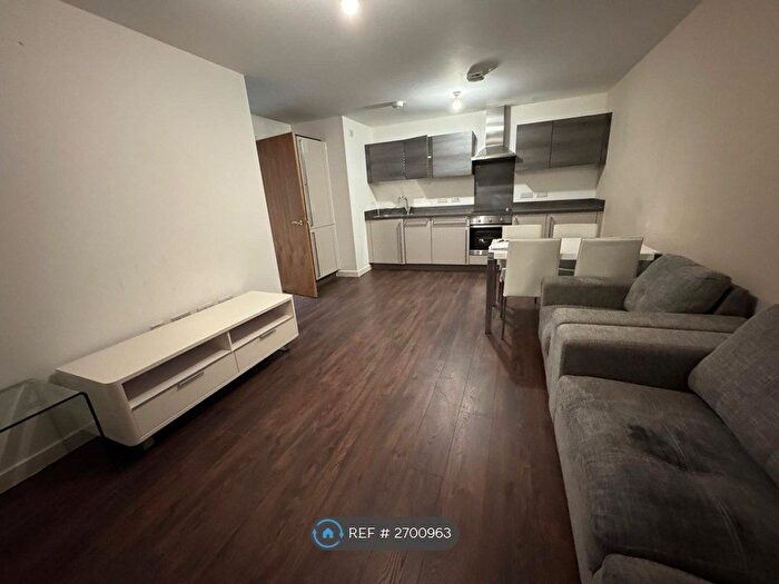 2 Bedroom Flat To Rent In The Riverside, Salford, M5