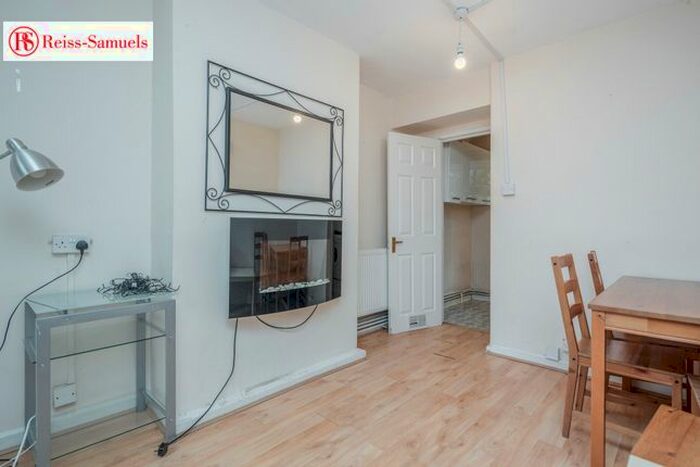 4 Bedroom Maisonette To Rent In Osmington House, Oval, Stockwell, London, SW8