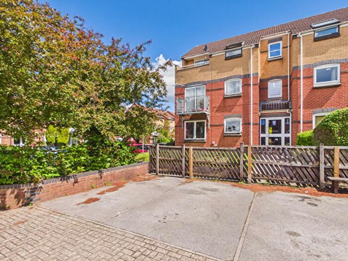 2 Bedroom Flat For Sale In Tonnelier Road, Nottingham, Nottingham, Nottinghamshire, NG7