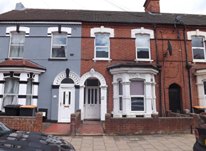 1 Bedroom Apartment To Rent In Grafton Road, MK40