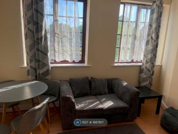 2 Bedroom Flat To Rent In Comer Crescent, Southall, UB2