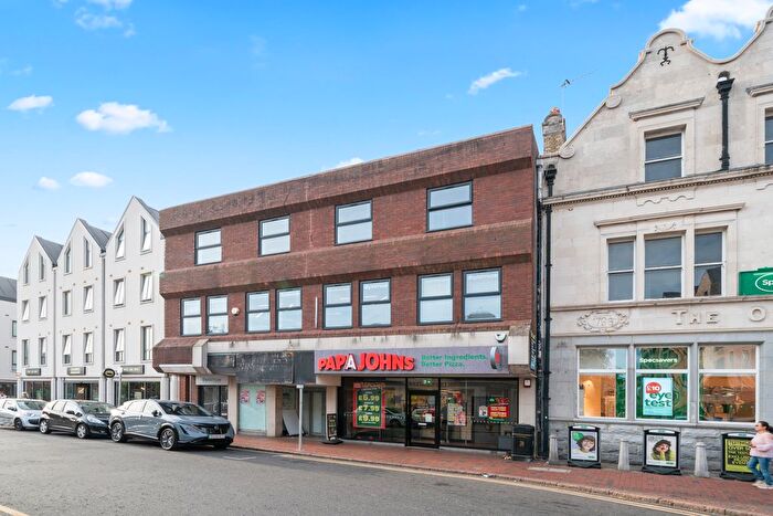2 Bedroom Flat To Rent In High Street, Flat B, Egham, Surrey, TW20