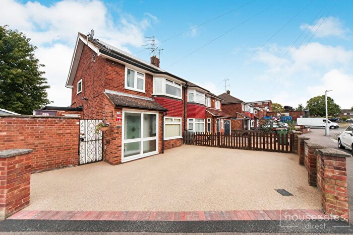 3 Bedroom Semi-detached House For Sale In Duncombe Drive, Dunstable, LU5