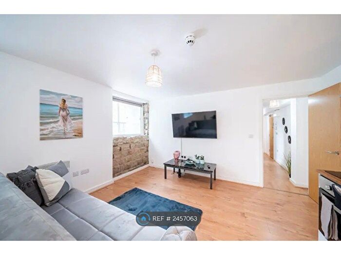 2 Bedroom Flat To Rent In Rivermill Court, Leeds, LS5