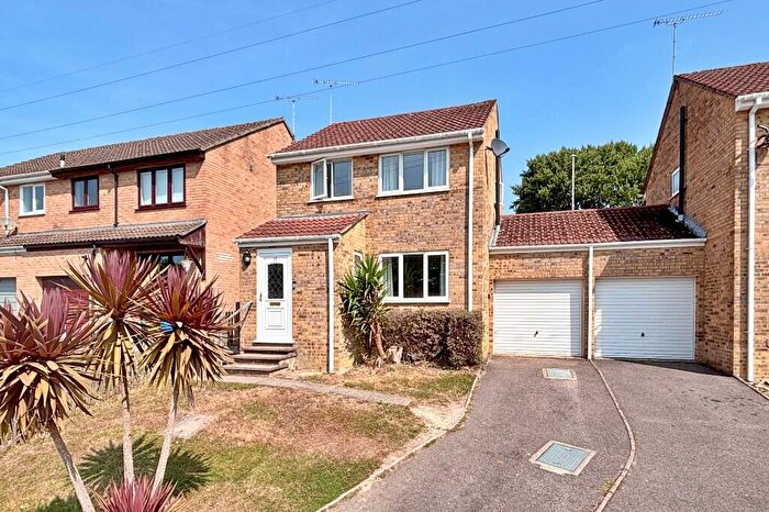 3 Bedroom Link Detached House For Sale In Redshank Close, Creekmoor, Poole, BH17