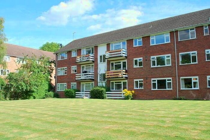 1 Bedroom Flat To Rent In Lovelace Gardens, Surbiton, KT6