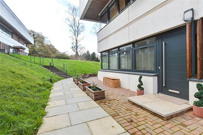 1 Bedroom Flat For Sale In Deepdene Avenue, Dorking, Surrey, RH5