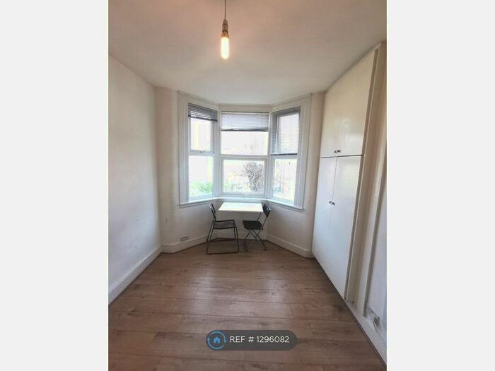 Studio To Rent In Crossfield Road, London N17