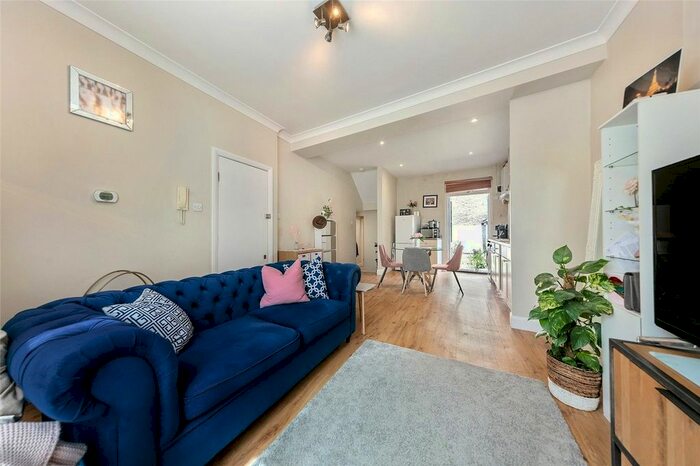 1 Bedroom Flat To Rent In Lacy Road, London, SW15