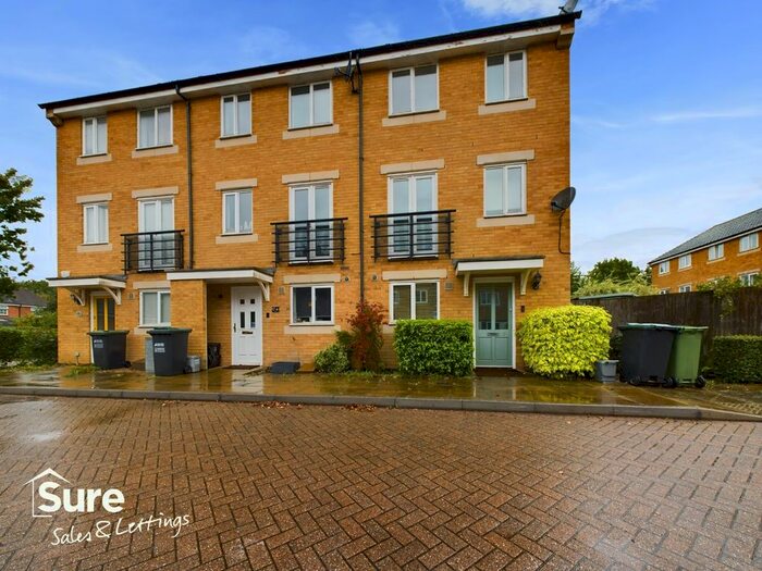 4 Bedroom Town House To Rent In Wander Wharf, Kings Langley, Hertfordshire, WD4