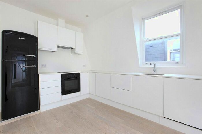 3 Bedroom Flat To Rent In Elmfield Road, Balham, London, SW17