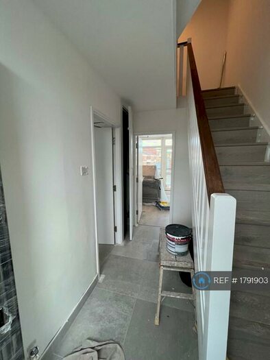 3 Bedroom Flat To Rent In Tomlinson Close, London, E2
