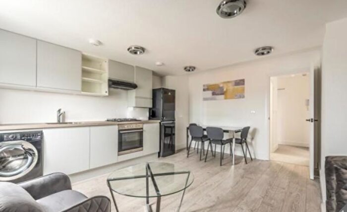 2 Bedroom Flat To Rent In Mitcham Road, London, SW17