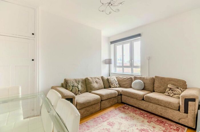 3 Bedroom Flat To Rent In Field Road, Barons Court, London, W6