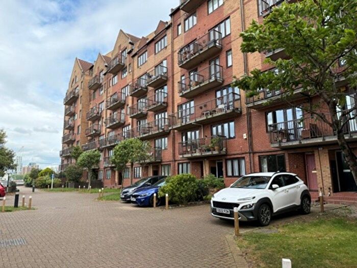 2 Bedroom Flat To Rent In Vermeer Court, Amsterdam Road, E14
