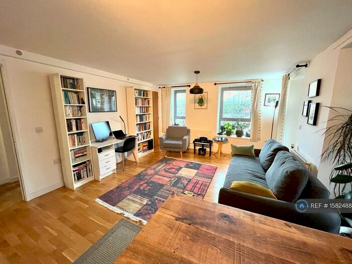 2 Bedroom Flat To Rent In Lyme Grove, London, E9