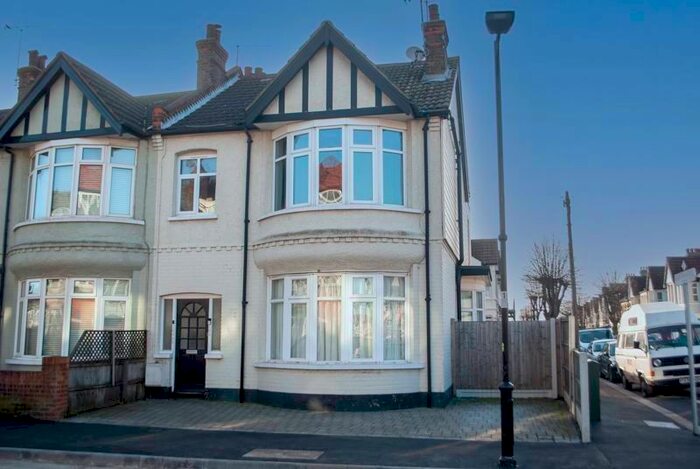3 Bedroom Flat To Rent In Pall Mall, Leigh-On-Sea, SS9