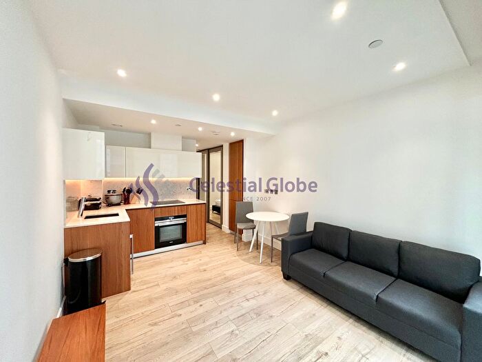 Studio To Rent In Piazza Walk, London, E1