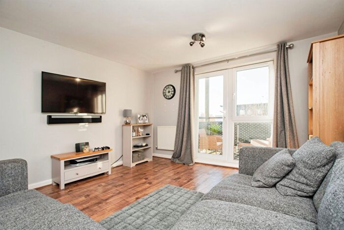 2 Bedroom Flat For Sale In Metropolitan Station Approach, Watford, WD18
