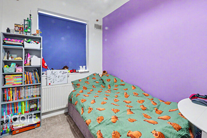 2 Bedroom Flat For Sale In York Close, Morden, SM4