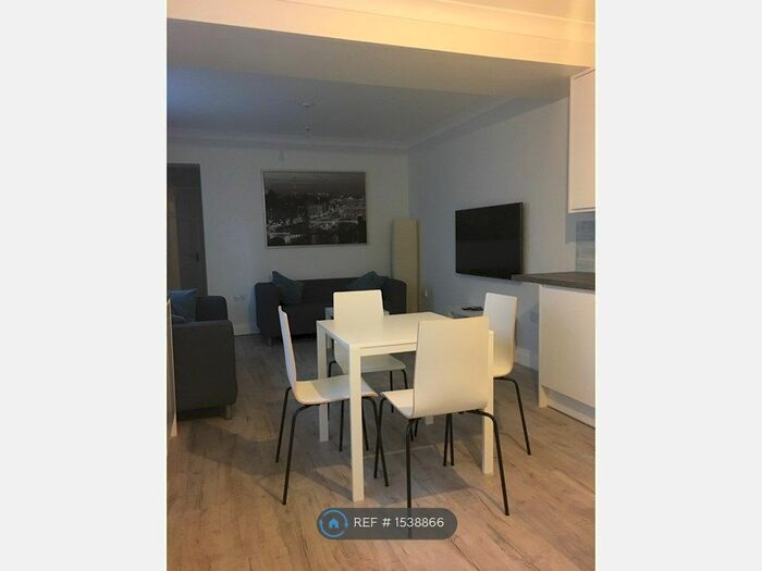 5 Bedroom Semi-Detached House To Rent In Broadlands Road, Southampton, SO17