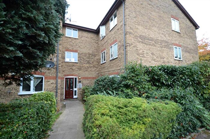 2 Bedroom Flat To Rent In Laburnum Close, Friern Barnet, London, N11