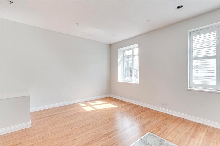 3 Bedroom Flat To Rent In Camden Road, Camden, NW1