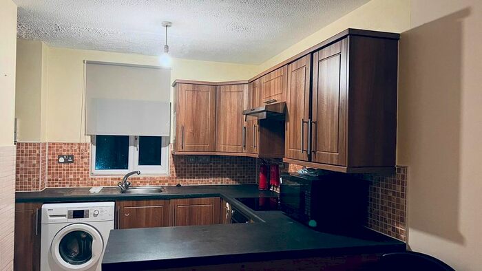 2 Bedroom Flat To Rent In Hallywell Crescent, London, E6