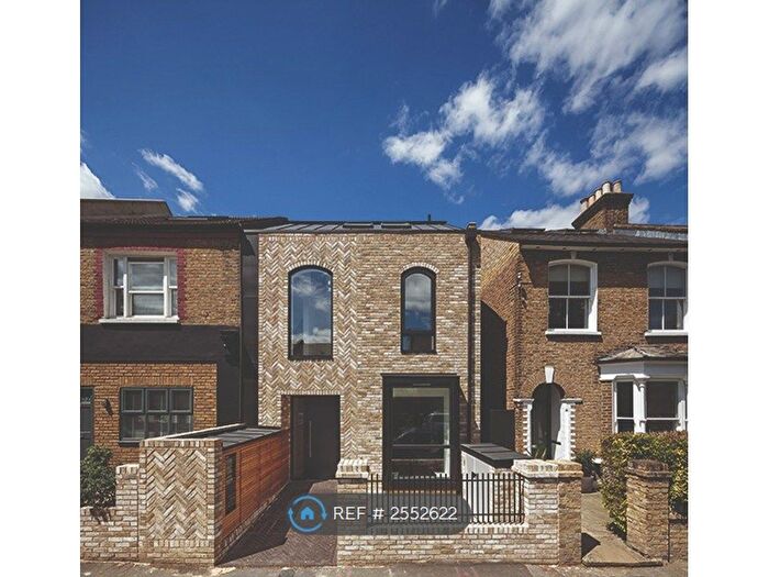 2 Bedroom Flat To Rent In Hindmans Road, London, SE22