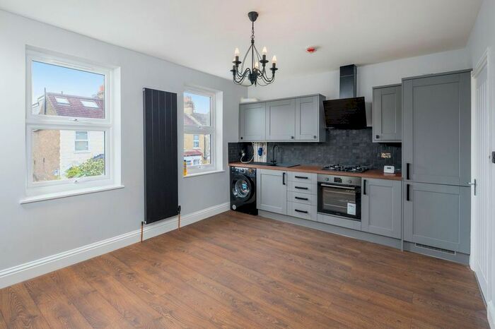 3 Bedroom Flat To Rent In Ringwood Road, London E17