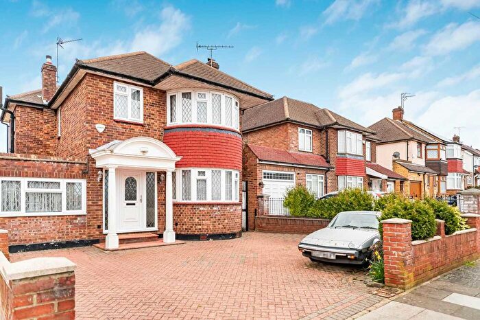 3 Bedroom Detached House For Sale In Mount Pleasant, Cockfosters, EN4