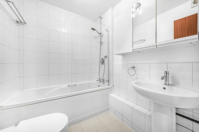 2 Bedroom Flat To Rent In Goodhart Place, London, E14