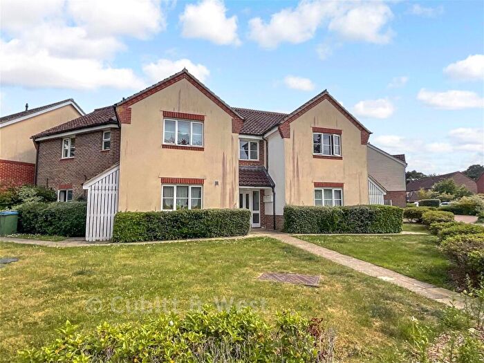 2 Bedroom Flat For Sale In Deer Way, Horsham, West Sussex, RH12