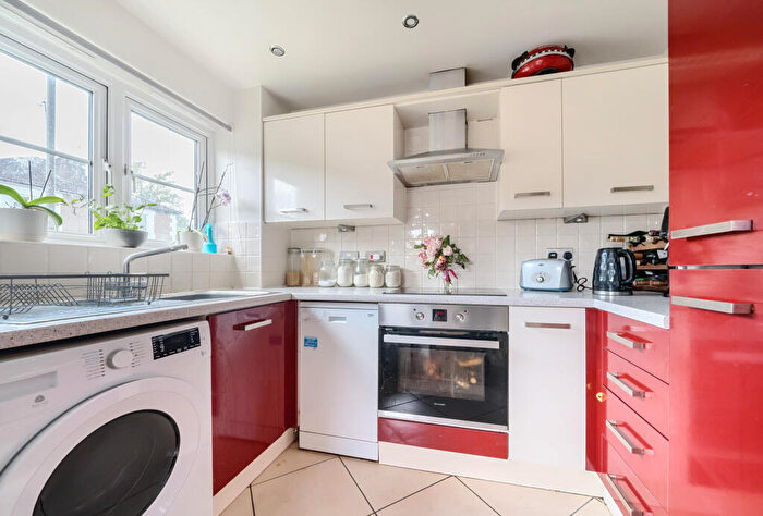 2 Bedroom Apartment For Sale In Tylehurst Drive, Redhill, Surrey, RH1