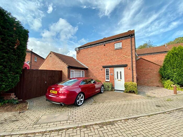 3 Bedroom Semi Detached House To Rent In Smeaton Close, Milton Keynes, MK14