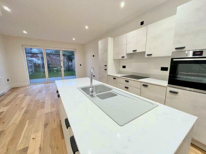 4 Bedroom Semi-Detached House To Rent In The Curve, Welholme Avenue, Grimsby, DN32