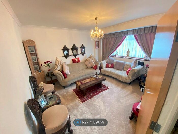 5 Bedroom Semi-Detached House To Rent In Rougemont Avenue, Morden, SM4