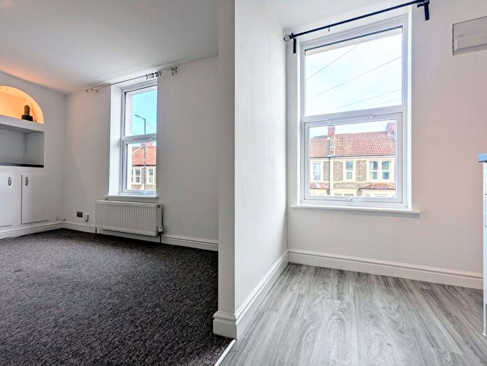 2 Bedroom Flat To Rent In Soundwell Road, Bristol, BS15