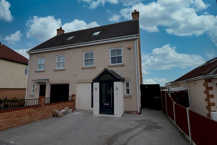 4 Bedroom Semi-Detached House To Rent In Pettits Lane North, Romford, RM1