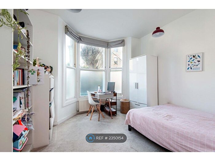 3 Bedroom Flat To Rent In Leander Road, London, SW2