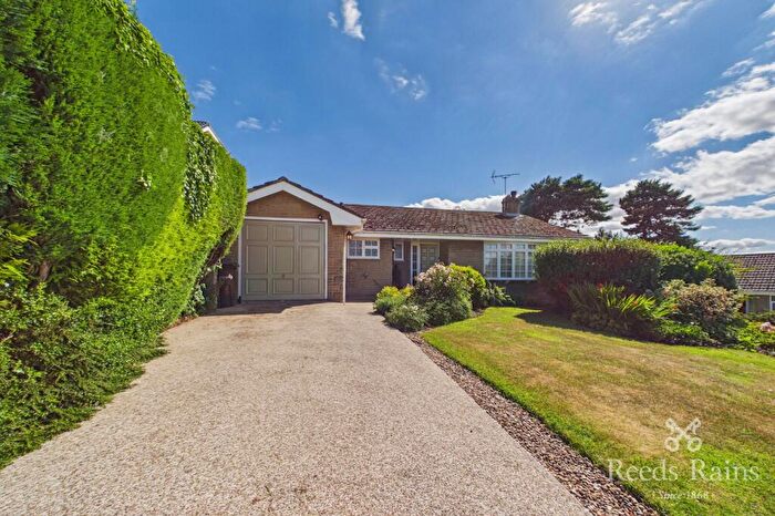 3 Bedroom Bungalow For Sale In The Hop Inge, Harthill, Sheffield, South Yorkshire, S26