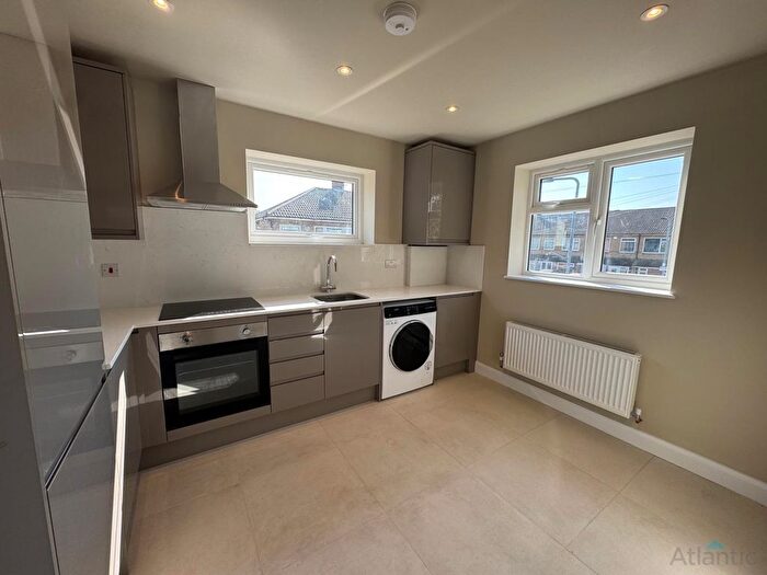 2 Bedroom Flat To Rent In Park Lane, Chadwell Heath, RM6