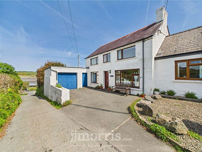 4 Bedroom Semi-detached House For Sale In Feidr Brenin, Newport, SA42