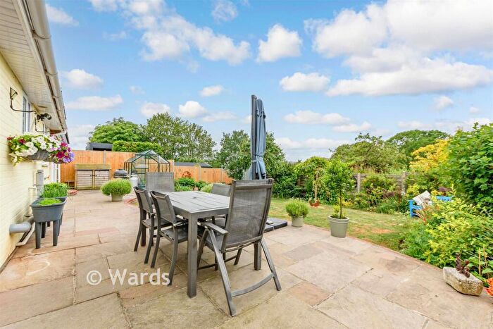 3 Bedroom Chalet For Sale In Fairview Road, Istead Rise, Kent, DA13