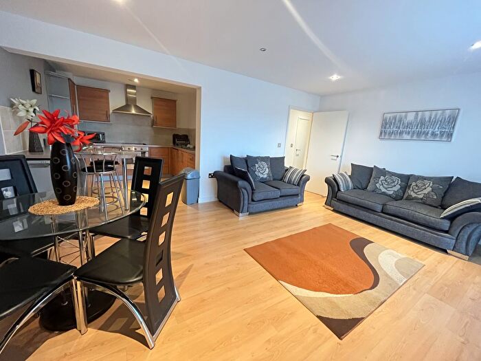 2 Bedroom Flat To Rent In Chantry Waters, Wakefield, WF1