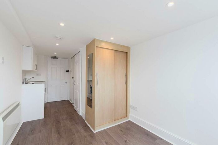 Studio To Rent In Este Road, London, SW11